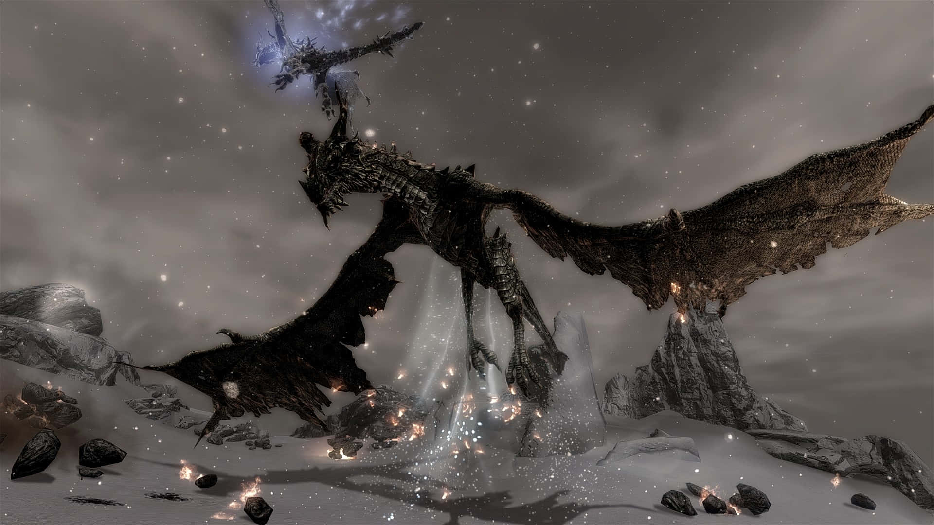 Skyrim Paarthurnax 桌布 壁紙 — 一隻擁有發光眼睛和翅膀的巨大骸骨龍，在繁星點點的夜空下，展開在白雪覆蓋的山峰上。
