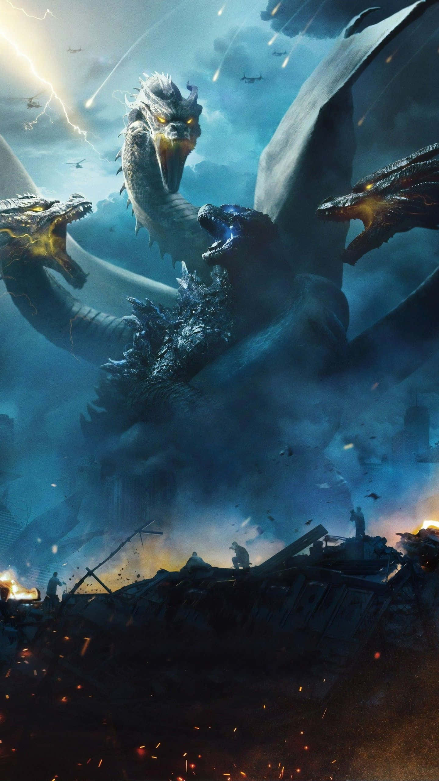 King Ghidorah 桌布 壁紙 — 一隻擁有發光眼睛的巨大三頭龍，在雷電交加、碎片飛揚的暴風雨天空下，主宰著一片廢墟城市景觀。
