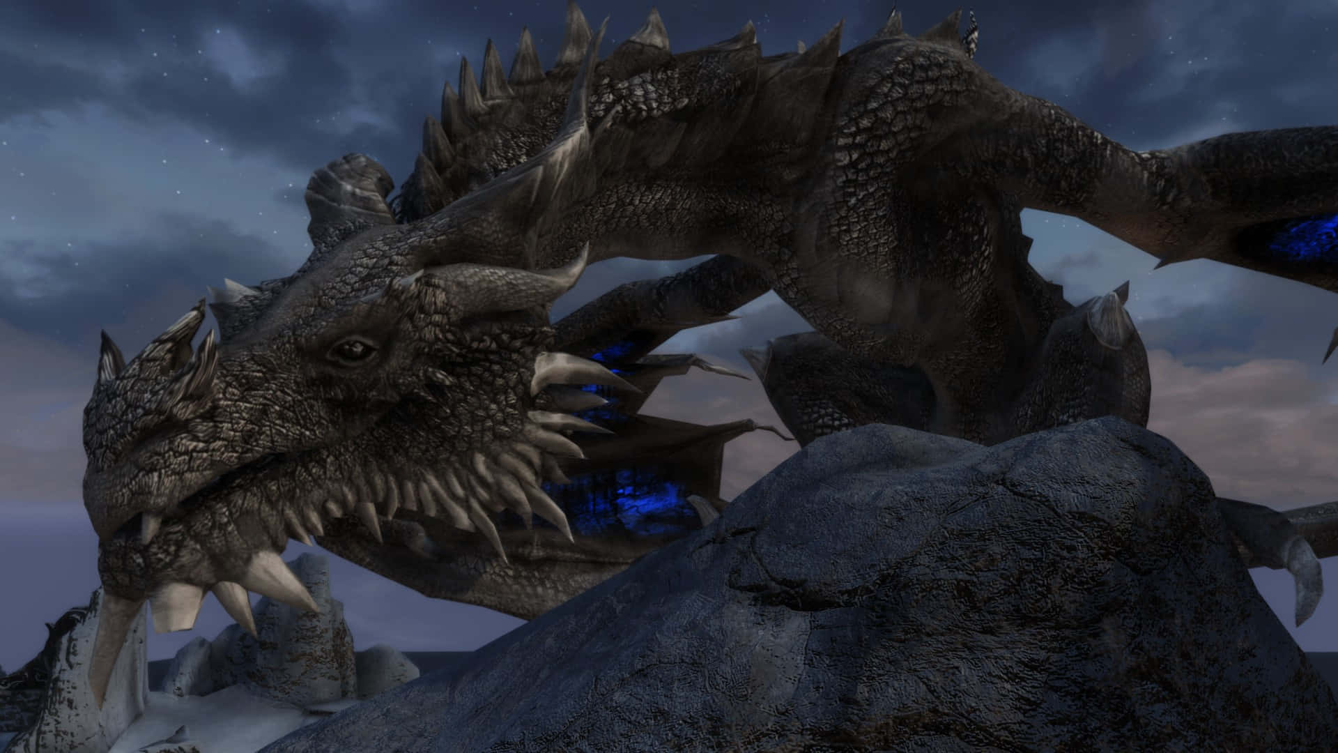 Skyrim Paarthurnax 桌布 壁紙 — 一隻擁有發光藍色翅膀的巨大黑暗龍棲息在崎嶇的岩石上，背景是星光閃爍的暮色天空。
