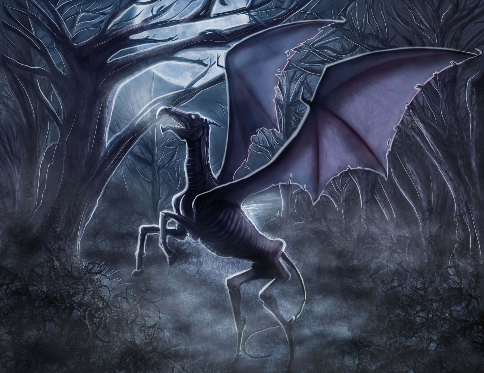 Thestral 桌布 壁紙 — 一隻擁有紫色翅膀的骷髏龍，在月光下、荒蕪的森林中，於一輪明亮的滿月下威嚇地站立著。