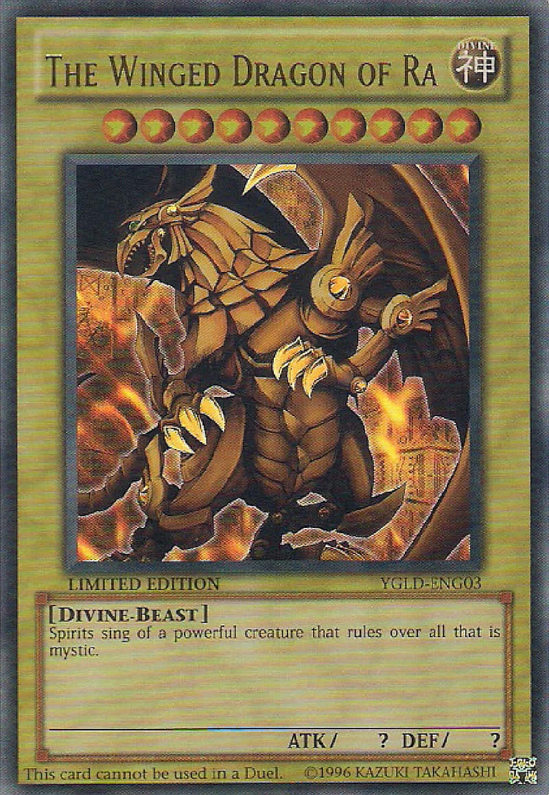 The Winged Dragon Of Ra 桌布 壁紙 — 一隻擁有裝甲鱗片和發光眼睛的雄偉金色翼龍，從黑暗背景中的熾熱火焰中出現。
