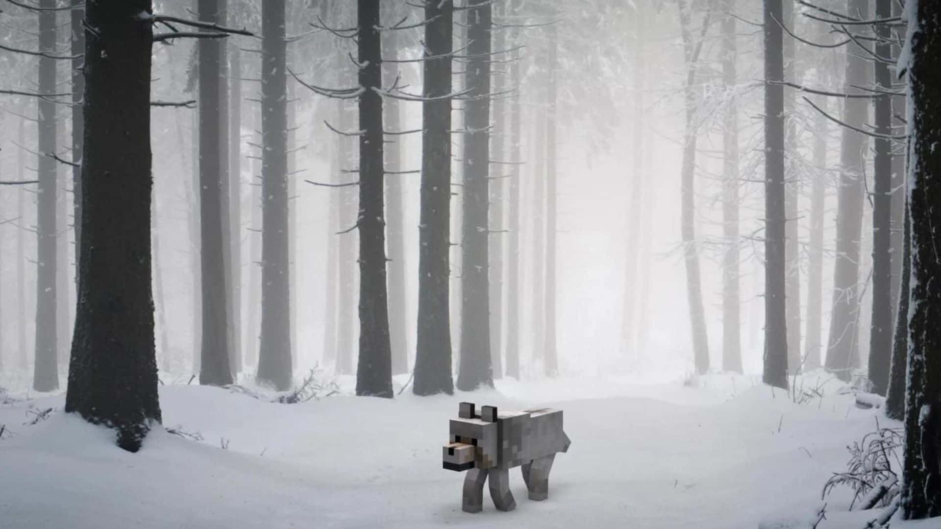 Minecraft Wolf 桌布 壁紙 — 一隻方塊狀的 Minecraft 狼站在雪地森林中，周圍有高大的樹木和霧氣瀰漫的氛圍。
