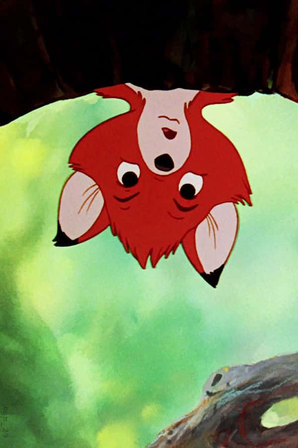 the fox and the hound 桌布 壁紙 — 一隻有三張臉的紅狐從樹洞中倒掛著窺視，背景是柔和的綠色。