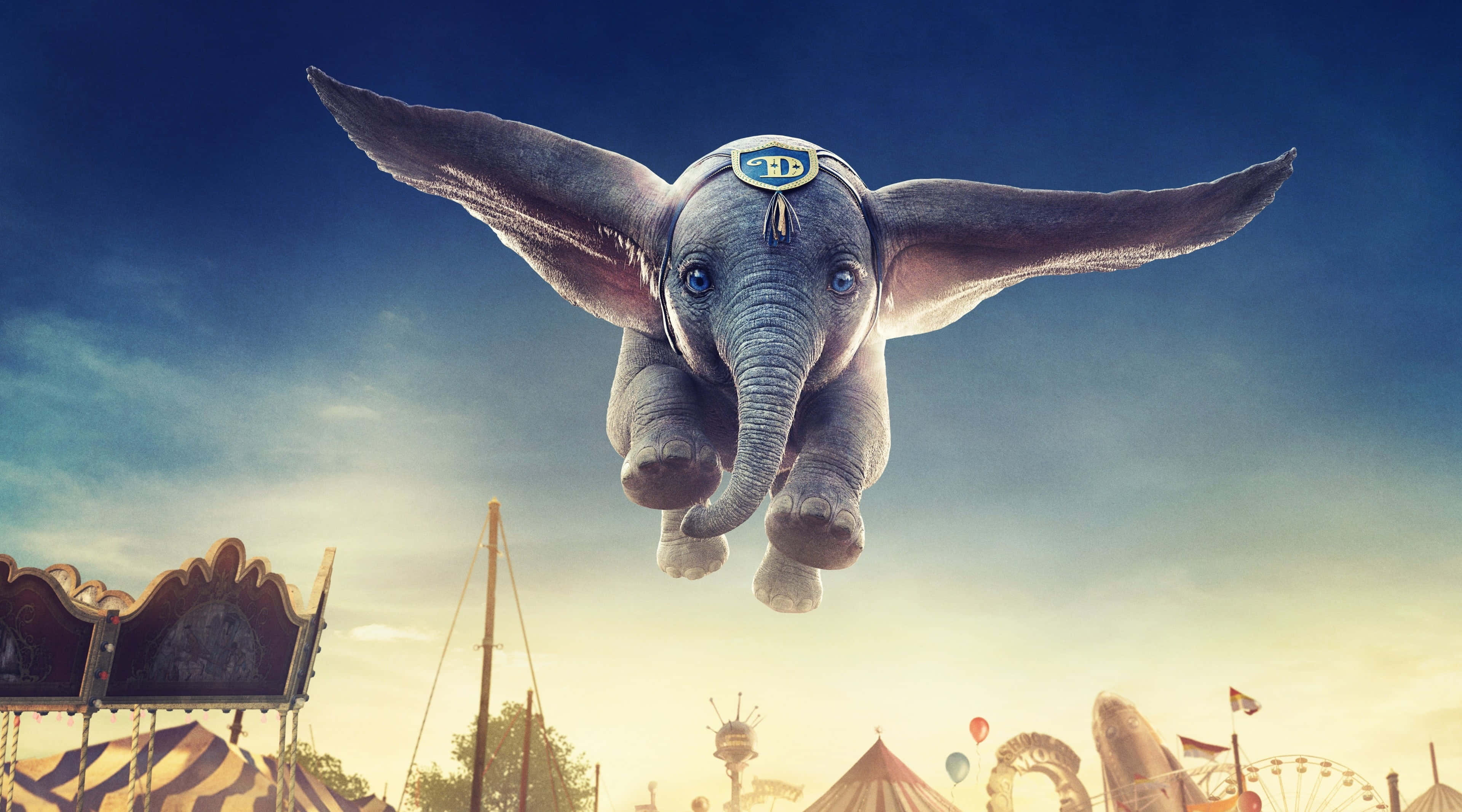 Kawaii Elephant 桌布 壁紙 — 一隻有翅膀的飛天小象在暮色天空下翱翔於色彩繽紛的嘉年華之上。