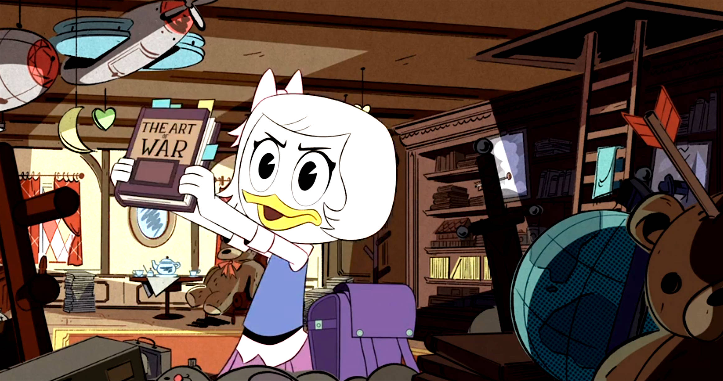 DuckTales Webby 壁紙 — 一隻有貓耳朵的白鴨拿著一本名為《The Art War》的書，在一個雜亂、燈光溫暖的卡通房間裡，房間裡充滿了書籍和玩具。