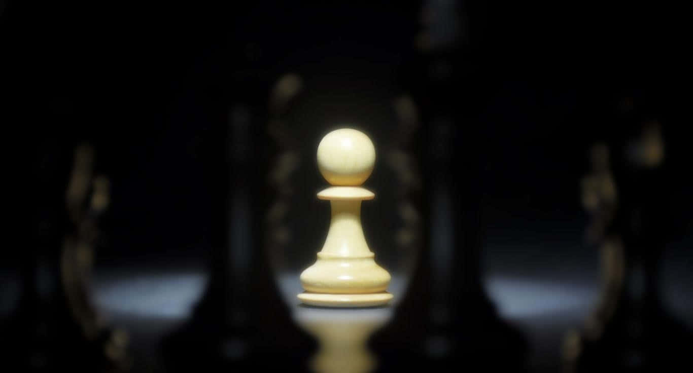 一隻棋子立在黑暗棋盤中央 壁紙