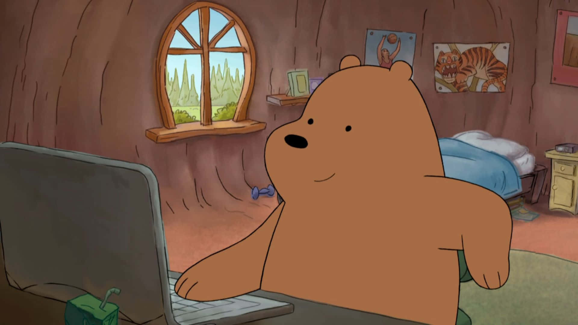 We Bare Bears 桌布 壁紙 — 一隻棕熊坐在書桌前使用手提電腦，身處舒適的樹屋臥室，窗外可見綠樹。