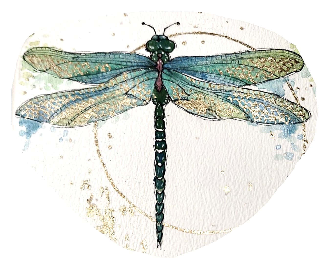 Blue Dragonfly 桌布 壁紙 — 一隻水彩蜻蜓，帶有虹彩綠色翅膀和金色斑點，停留在有紋理的紙上，筆觸細膩。