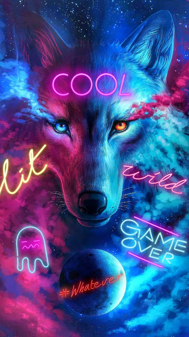 Cool Wolf 桌布 壁紙 — 一隻沐浴在霓虹燈下的狼，發光的眼睛從充滿遊戲文字和幽靈行星的宇宙天空中凝視。