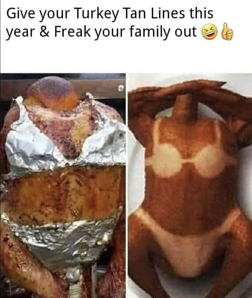 Holiday Memes 桌布 壁紙 — 一隻烤火雞，胸部覆蓋著錫紙，露出胸罩和內褲形狀的曬痕。