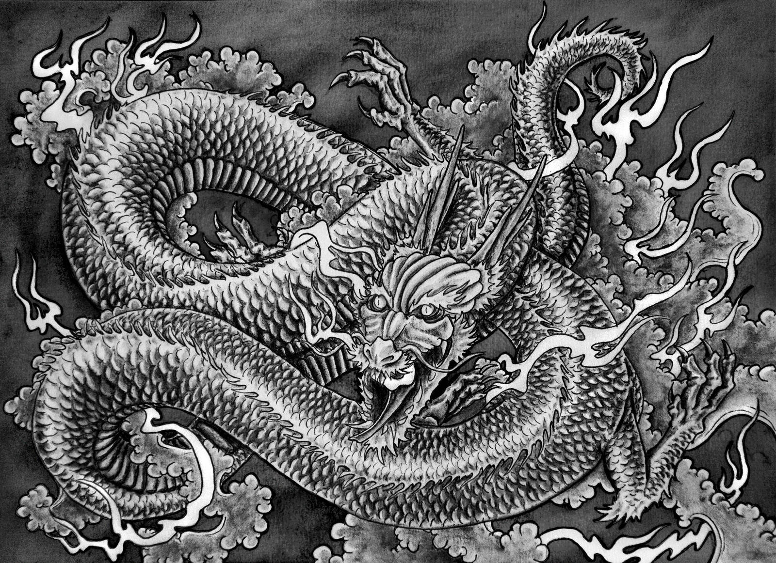 Japanese Dragon Pc 桌布 壁紙 — 一隻用墨水繪製的兇猛龍，在旋轉的雲層中盤繞，帶有鋒利的爪子和火焰般的氣息，以單色細節呈現。
