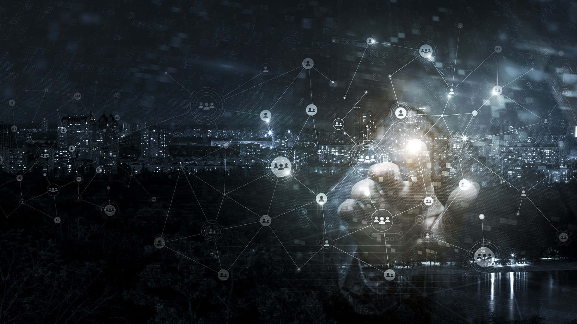 innovation 桌布 壁紙 — 一隻發光的手與覆蓋在夜晚黑暗城市景觀上的數碼網絡互動。