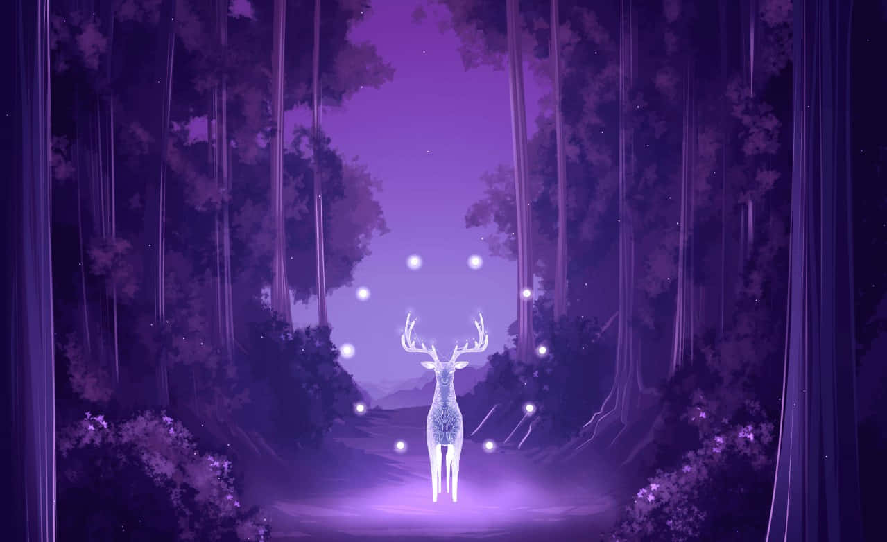Patronus 桌布 壁紙 — 一隻發光的白色鹿站在神秘的紫色森林中，周圍有漂浮的球體和星空。
