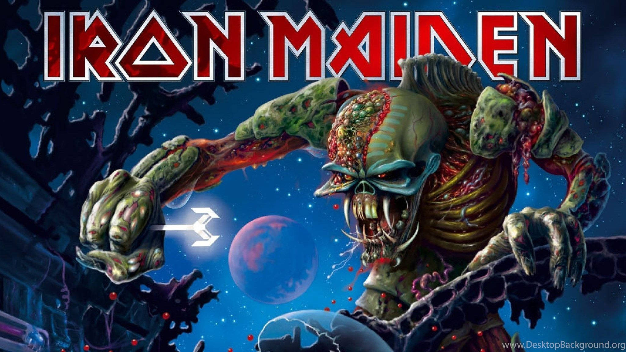 Iron Maiden：《The Final Frontier》 壁紙 — 一隻發光的眼睛和尖牙的綠色怪物在宇宙背景下撲向行星和星星。
