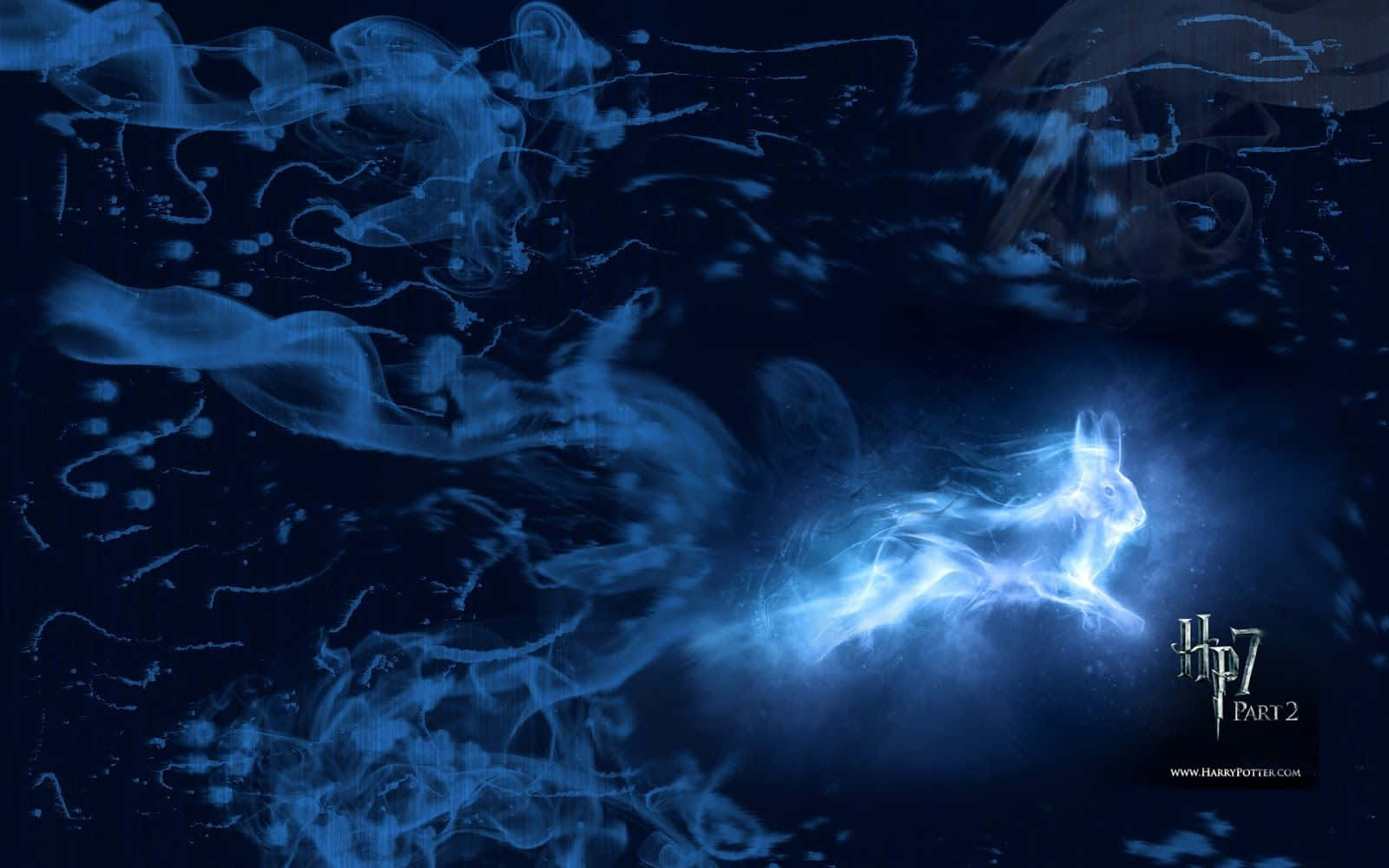 Patronus 桌布 壁紙 — 一隻發光的藍色幽靈兔在黑暗的水下場景中漂浮於旋轉的迷霧中。