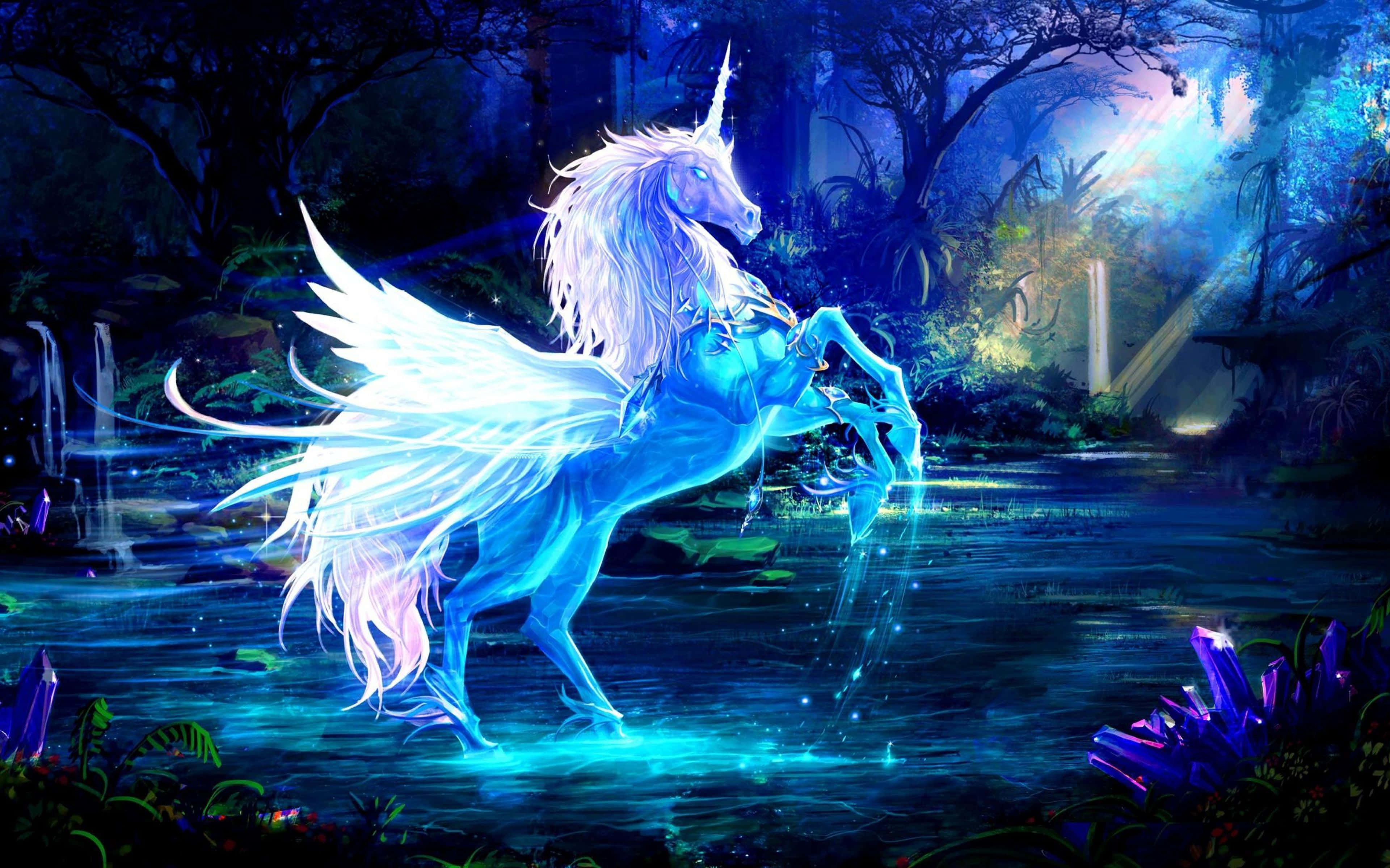 3d Unicorn 桌布 壁紙 — 一隻發光的藍色有翼獨角獸站在神秘森林溪流中，沐浴在耀眼的光芒下。