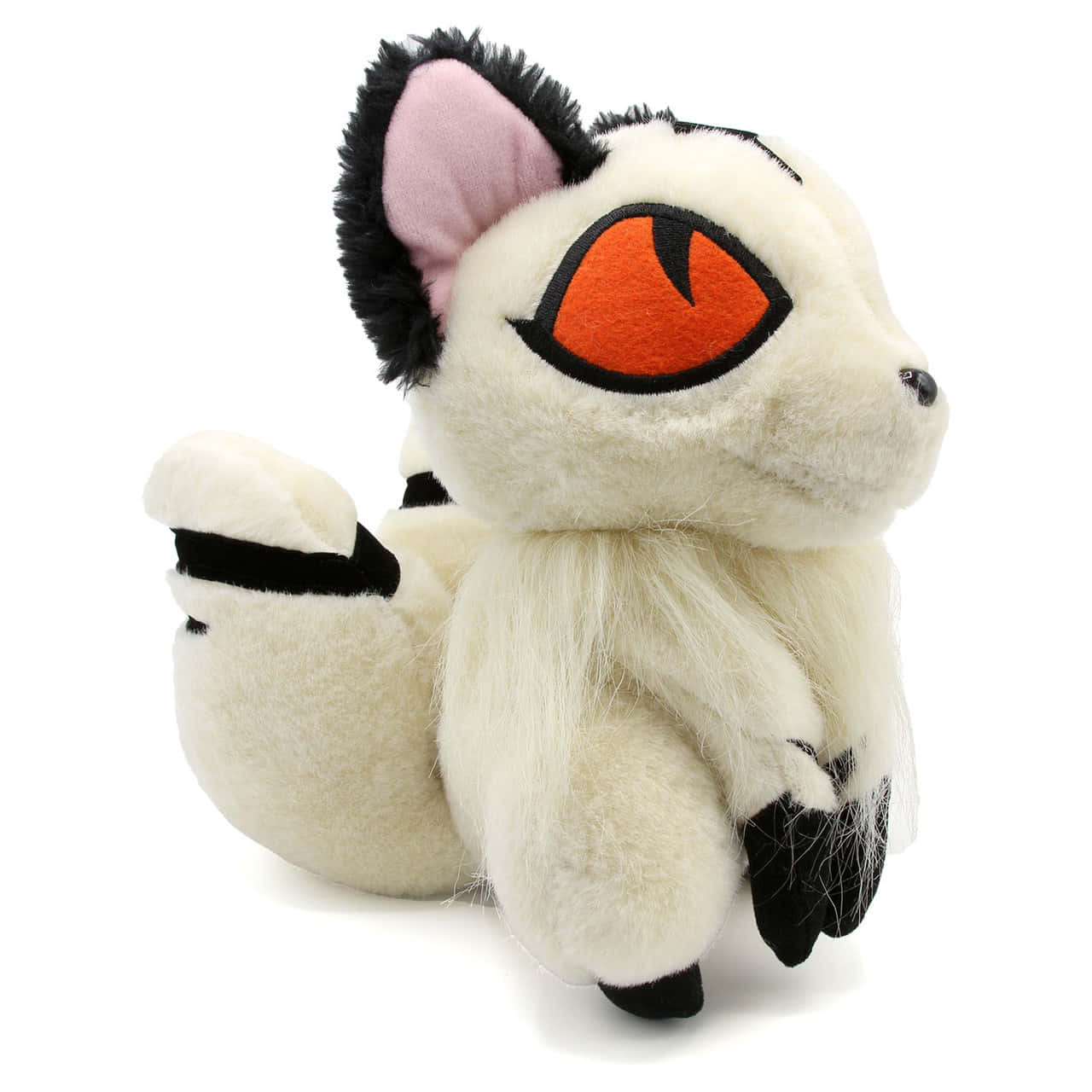 Inuyasha Nekomata 桌布 壁紙 — 一隻白色狐狸毛絨玩具，耳朵和尾巴尖端為黑色，坐在純白色背景前。