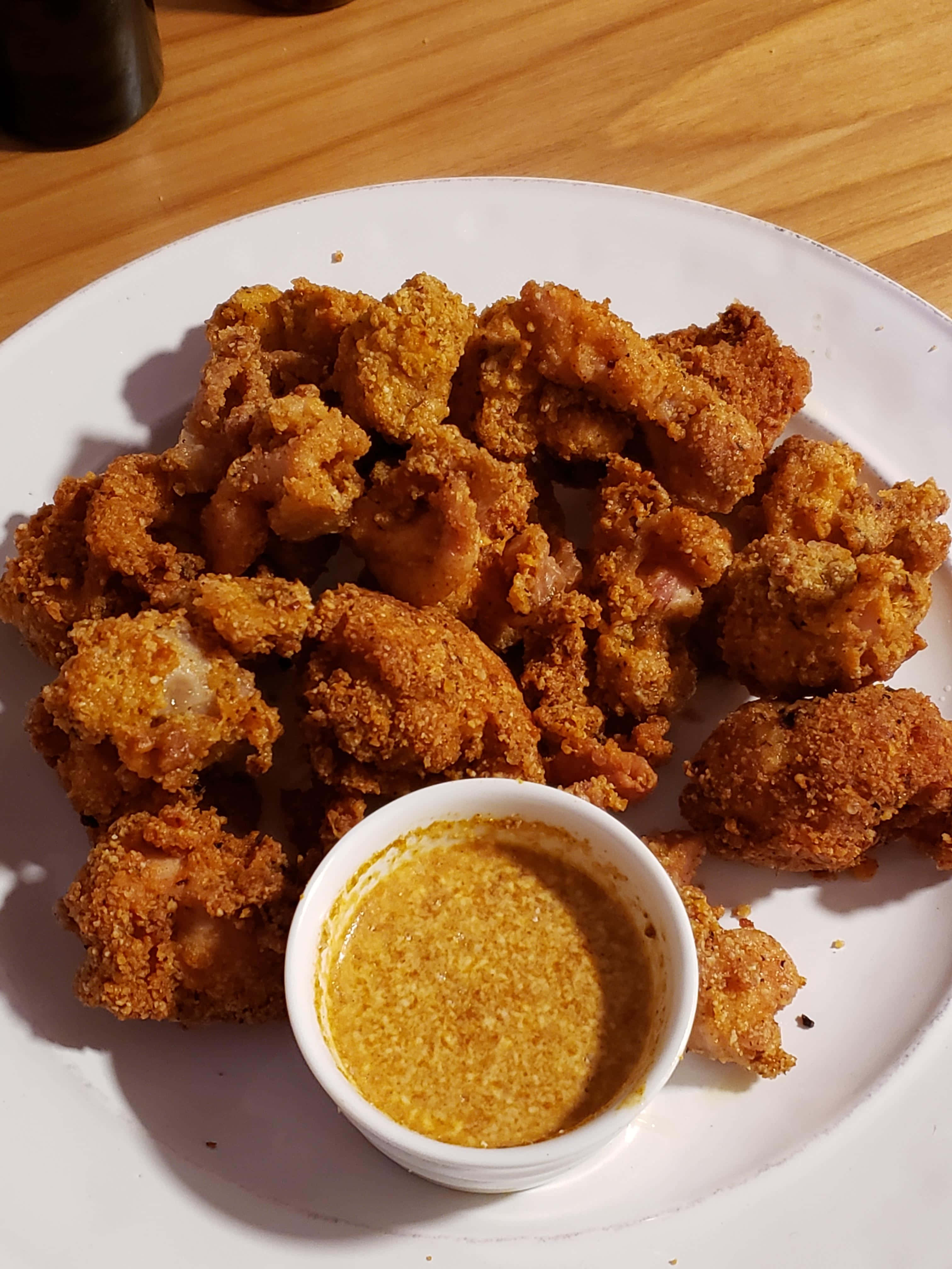 一隻白色碟上的食物 壁紙