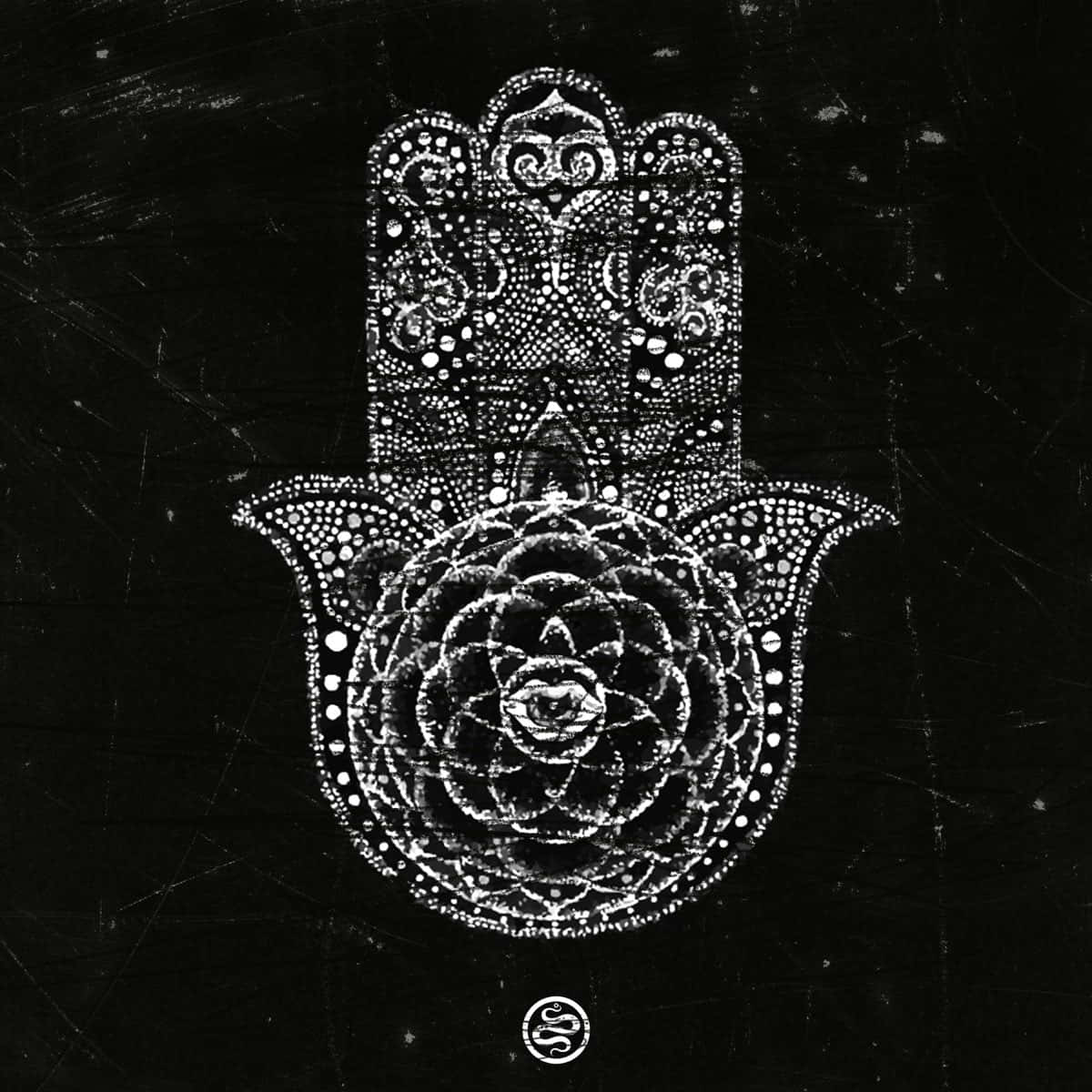 Hamsa 桌布 壁紙 — 一隻白色點狀的漢莎手，中心有一朵玫瑰，在刮花的黑色背景上發光。