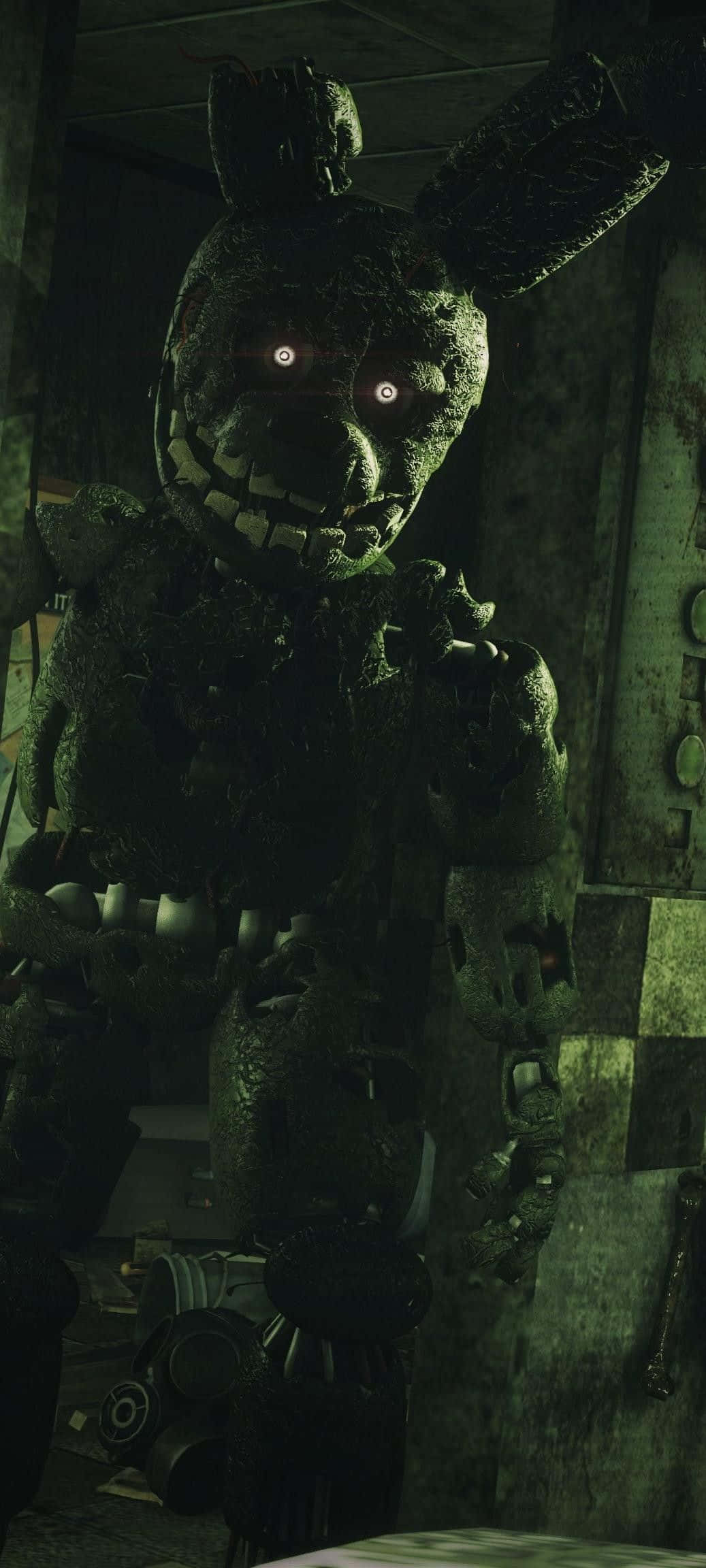 Springtrap 桌布 壁紙 — 一隻破舊的電子動畫兔，眼睛發光，在綠色燈光下隱現於骯髒的工業房間中。