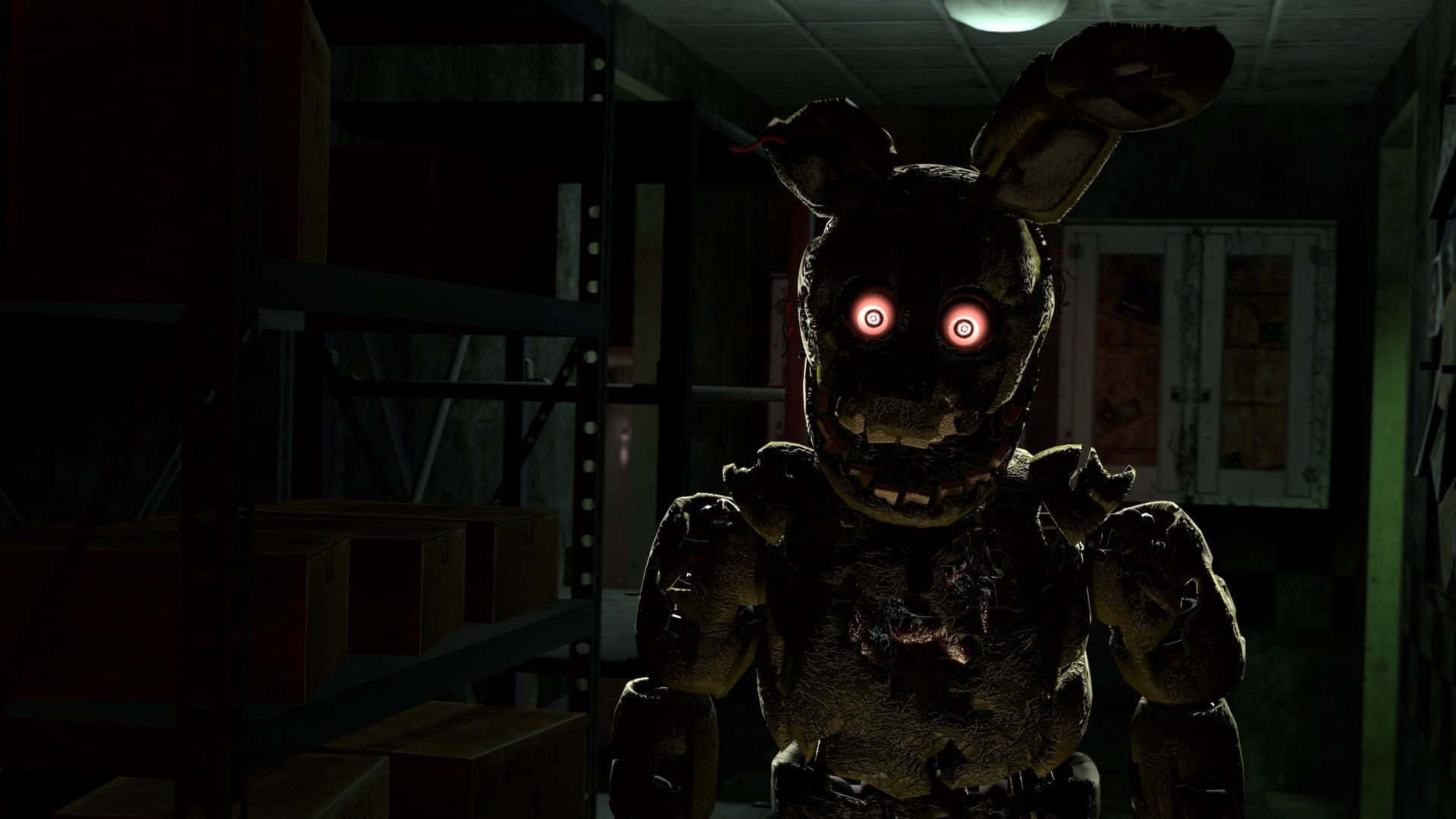 Springtrap 桌布 壁紙 — 一隻破舊的電子動畫兔子，眼睛發出紅光，在一個昏暗的儲物室中，周圍堆滿了紙箱。