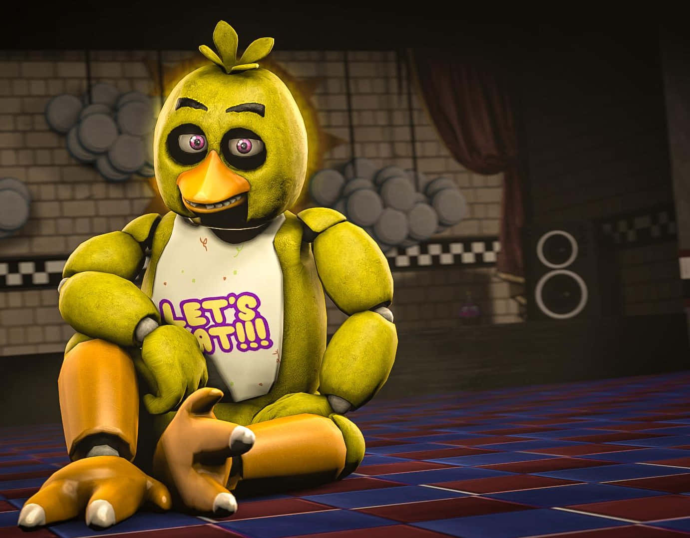 Chica The Chicken 桌布 壁紙 — 一隻破舊的黃色電子雞，戴着寫有「LET'S EAT!!!」的圍兜，坐在昏暗薄餅店的格仔地板上。