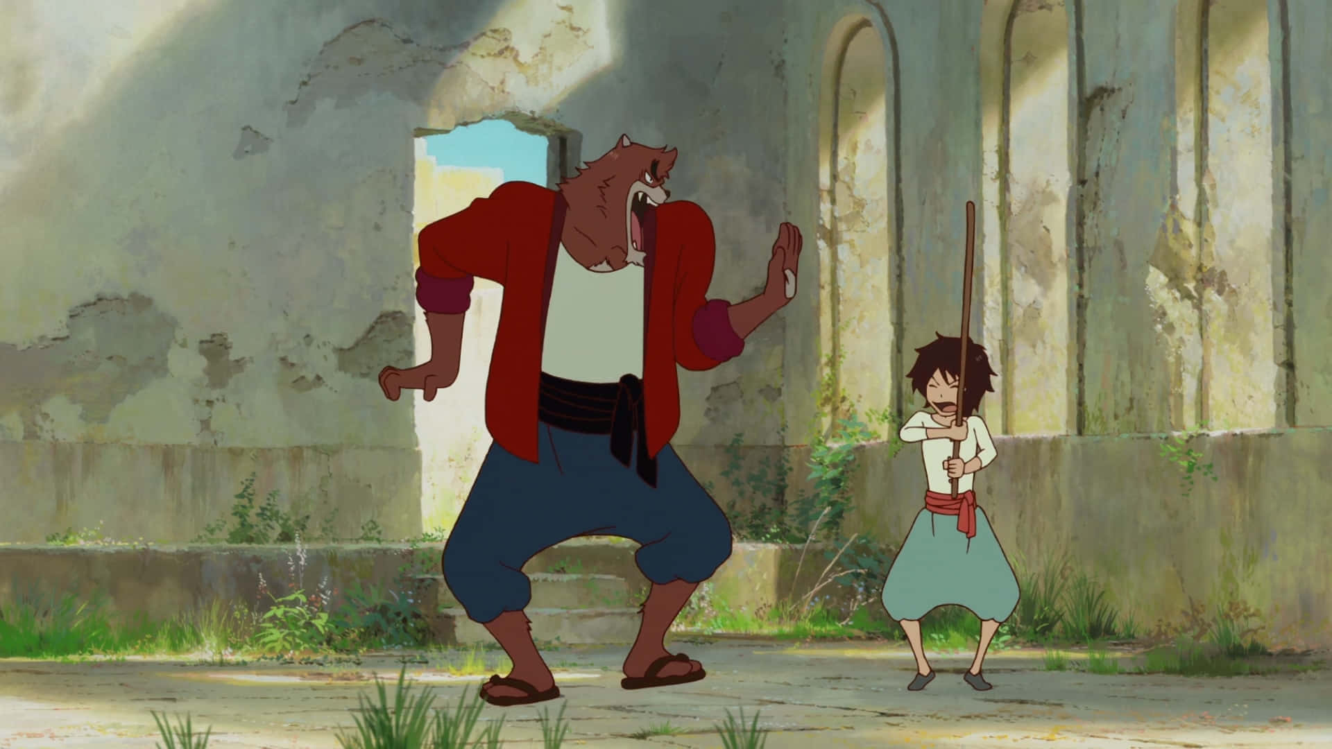 The Boy And The Beast 桌布 壁紙 — 一隻穿著紅色外套的巨熊在陽光普照的廢墟建築中向一個拿著棍子的小女孩咆哮。