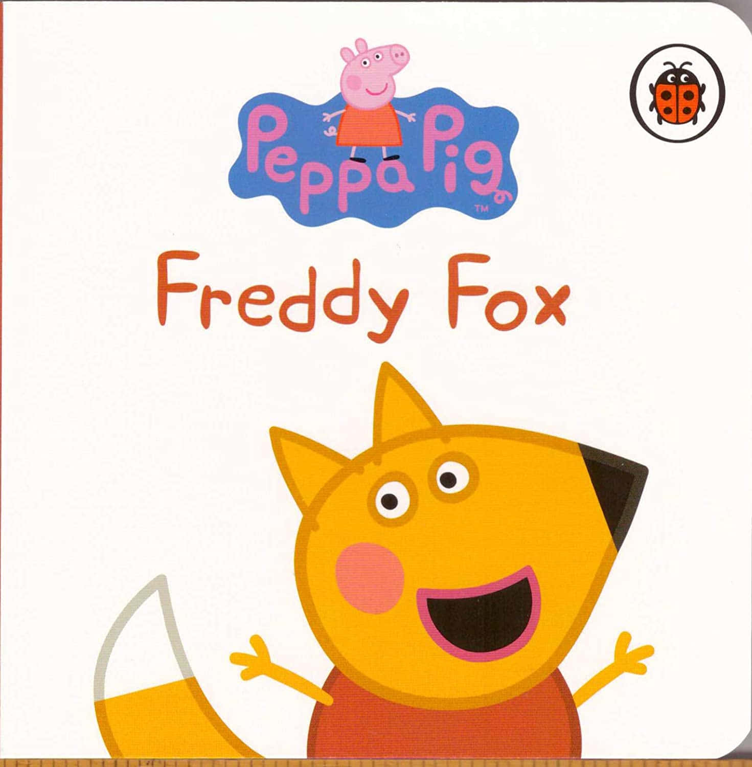 Freddy Fox 桌布 壁紙 — 一隻穿著紅色襯衫、笑容燦爛的黃色卡通狐狸，在Peppa Pig標誌下的白色背景上開心地揮手。