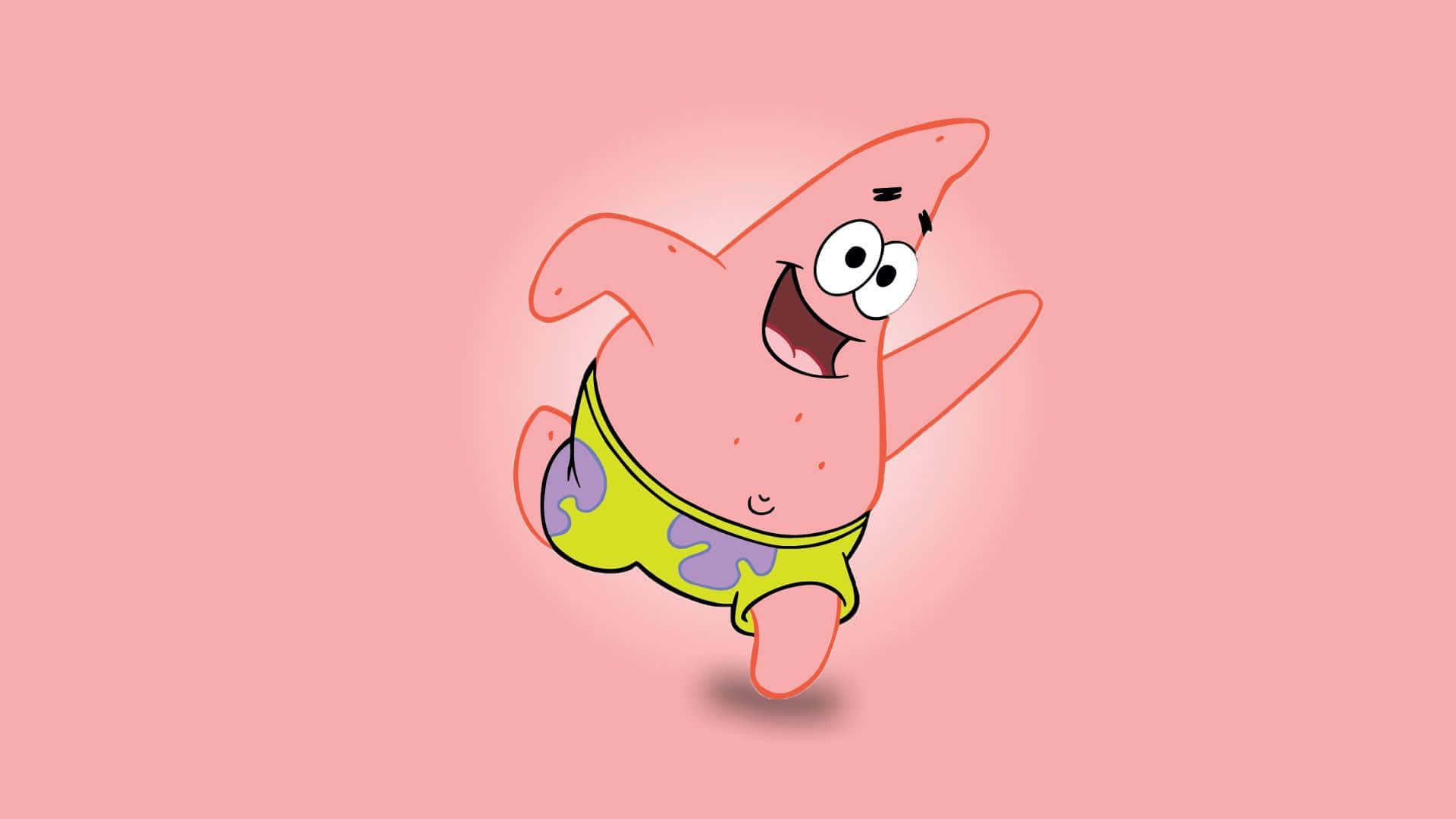 Funny Patrick 桌布 壁紙 — 一隻穿著綠色短褲的開心粉紅色海星，在柔和的粉紅色背景上歡快地跳躍。