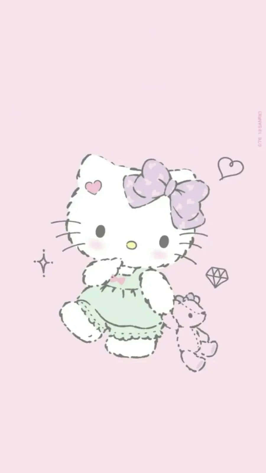 Kawaii Hello Kitty 桌布 壁紙 — 一隻穿著綠色連衣裙、戴著紫色蝴蝶結的可愛卡通貓咪，在柔和的粉紅色背景前抱著一隻泰迪熊。