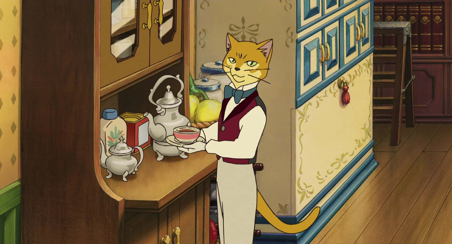 the cat returns 桌布 壁紙 — 一隻穿著背心和領結的時髦擬人化貓咪，在一個燈光溫暖、配有木製櫥櫃和華麗壁紙的復古廚房裡奉茶。