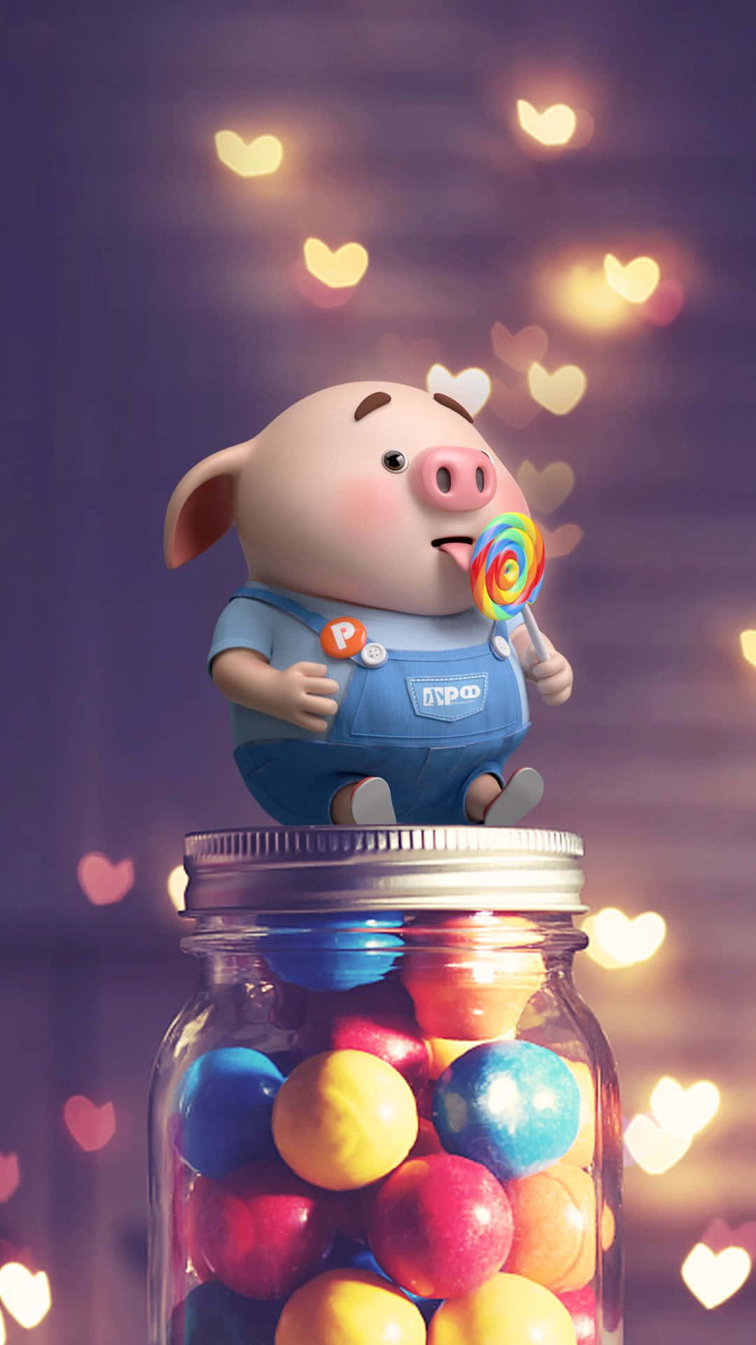 Piggy 桌布 壁紙 — 一隻穿著藍色工裝褲的可愛卡通豬坐在一罐彩色糖果上，舔著彩虹棒棒糖，背景有發光的心形散景。