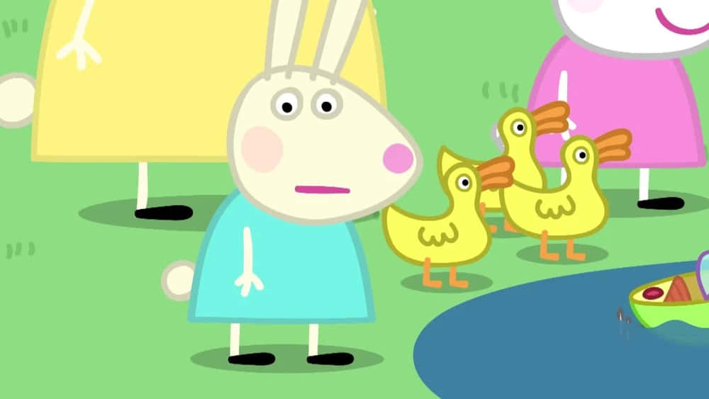 Rebecca Rabbit 桌布 壁紙 — 一隻穿著藍色連衣裙的卡通兔站在池塘邊，旁邊有三隻黃色小鴨和一艘船。