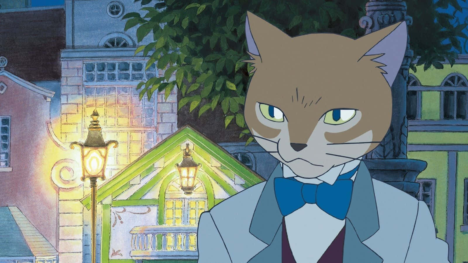 the cat returns 桌布 壁紙 — 一隻穿著西裝和領結、有尊嚴的擬人化貓咪，在黃昏時分站在溫暖燈光照亮的歐洲街道前。