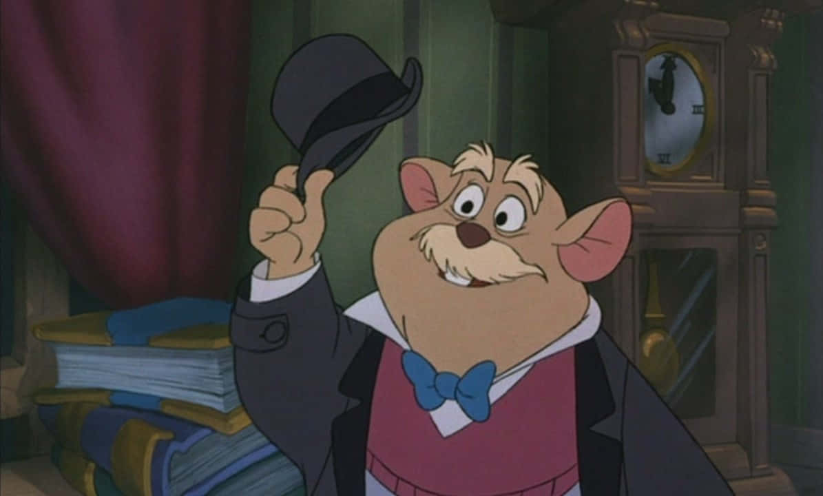 The Great Mouse Detective 桌布 壁紙 — 一隻穿著西裝和領結的開心動畫老鼠在溫暖照明的書房裡，周圍有書本和一座老爺鐘，牠正舉起高頂帽。