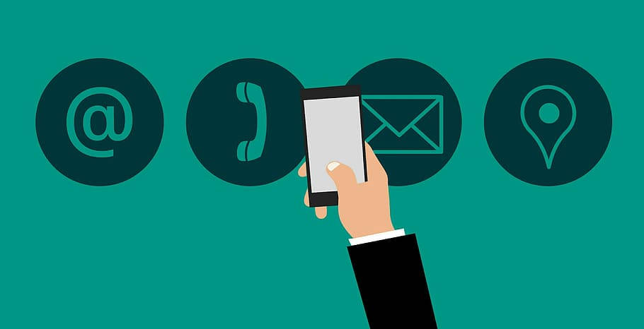 Email 桌布 壁紙 — 一隻穿著西裝的手拿著智能手機，周圍漂浮著聯絡人圖標，背景為青綠色。