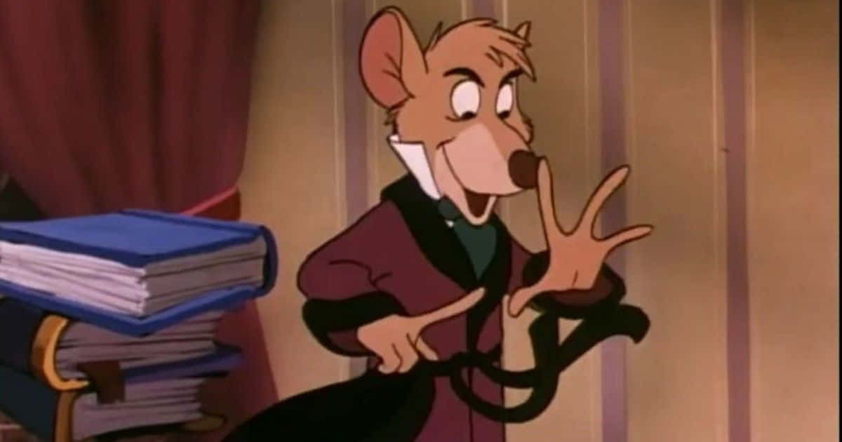 The Great Mouse Detective 桌布 壁紙 — 一隻穿著長袍、開心嘅動畫老鼠喺溫暖光線嘅房間入面，喺一堆藍色封皮嘅書旁邊興奮地做手勢。