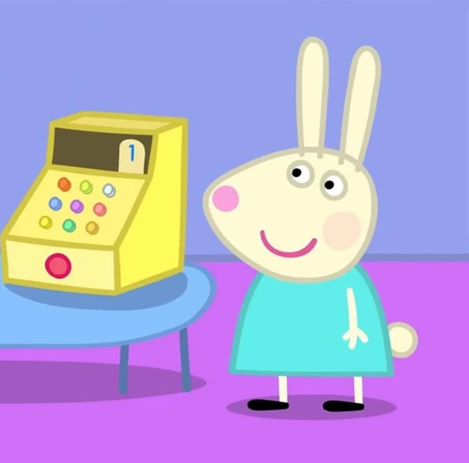 Rebecca Rabbit 桌布 壁紙 — 一隻穿著青綠色連衣裙的快樂卡通兔站在藍色桌子上的一個黃色玩具收銀機旁邊。