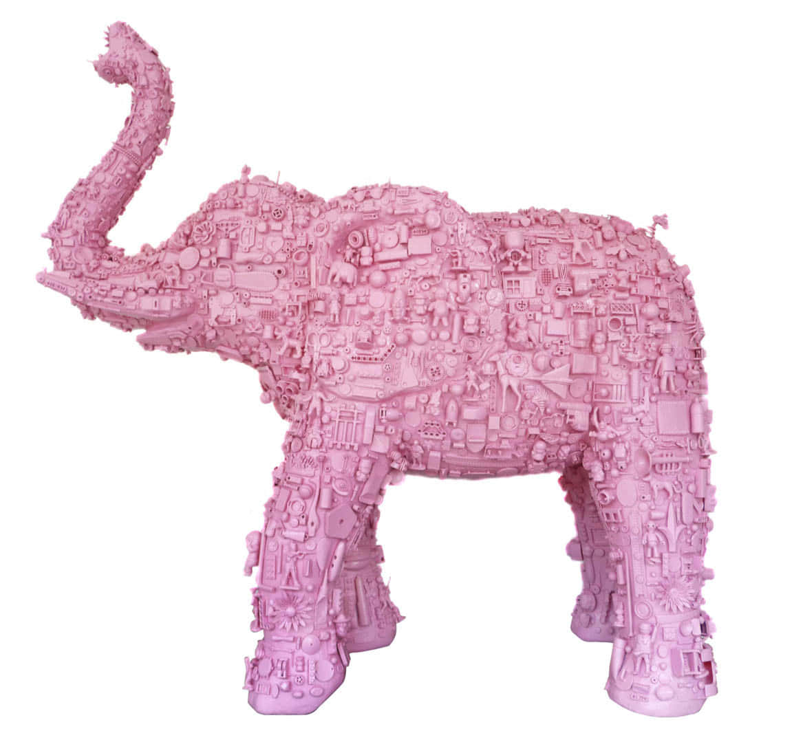 Pink Elephant 桌布 壁紙 — 一隻粉紅色大象雕塑，精細地覆蓋著微小的機械和電子元件，背景為白色。