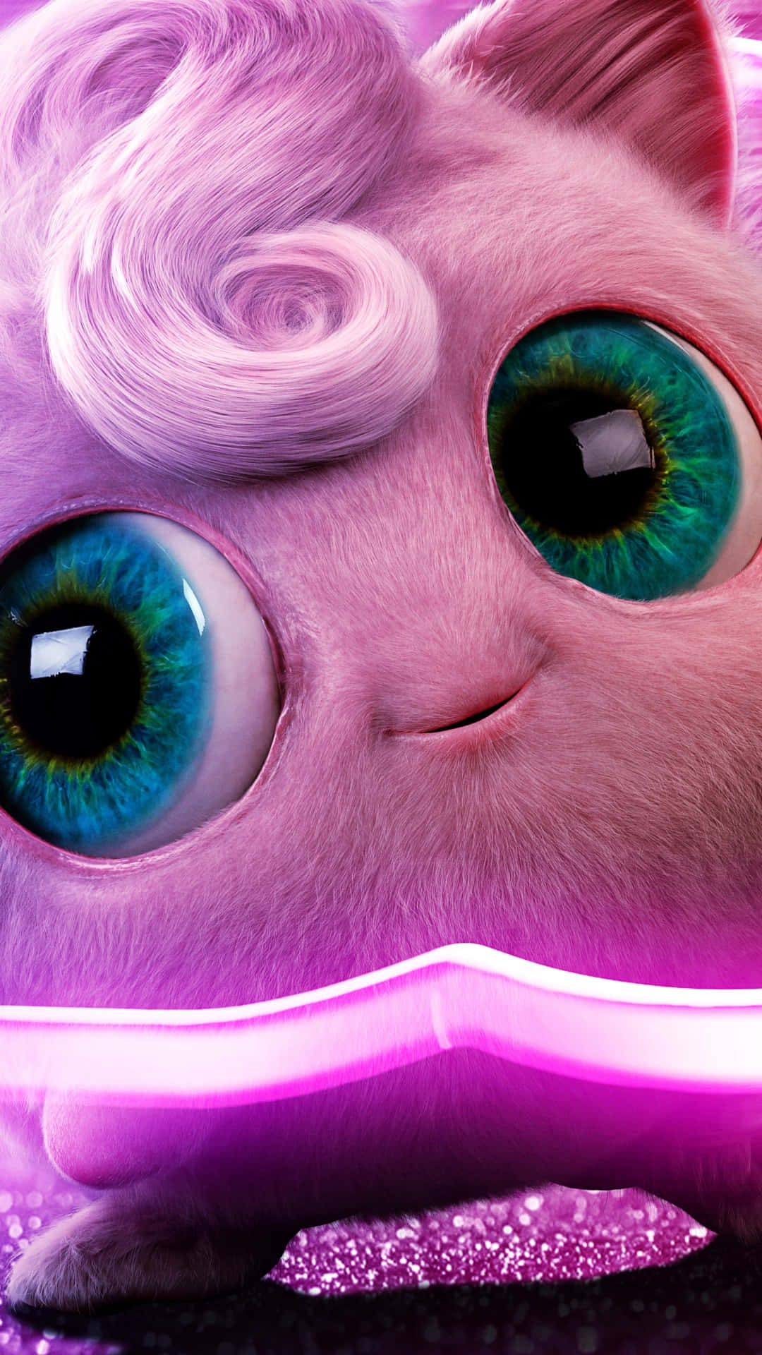 Jigglypuff 桌布 壁紙 — 一隻粉紅色毛茸茸生物的特寫，擁有巨大發光的藍綠色眼睛和一抹淺笑。