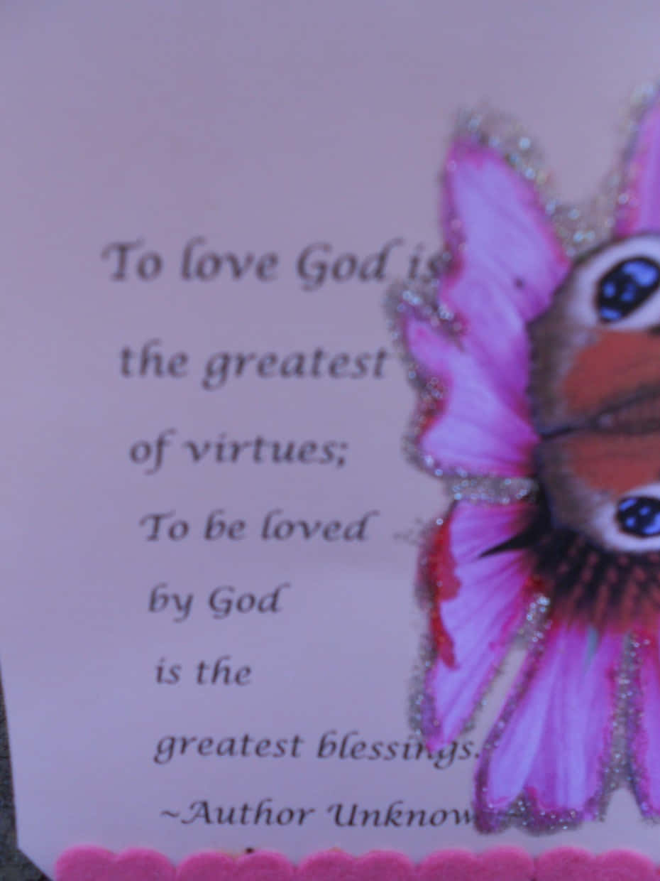 Butterfly Quotes 桌布 壁紙 — 一隻粉紅色閃亮蝴蝶，有著大大的藍色眼睛，坐在柔和的薰衣草背景上，旁邊是一句關於愛神和被神所愛的語錄。