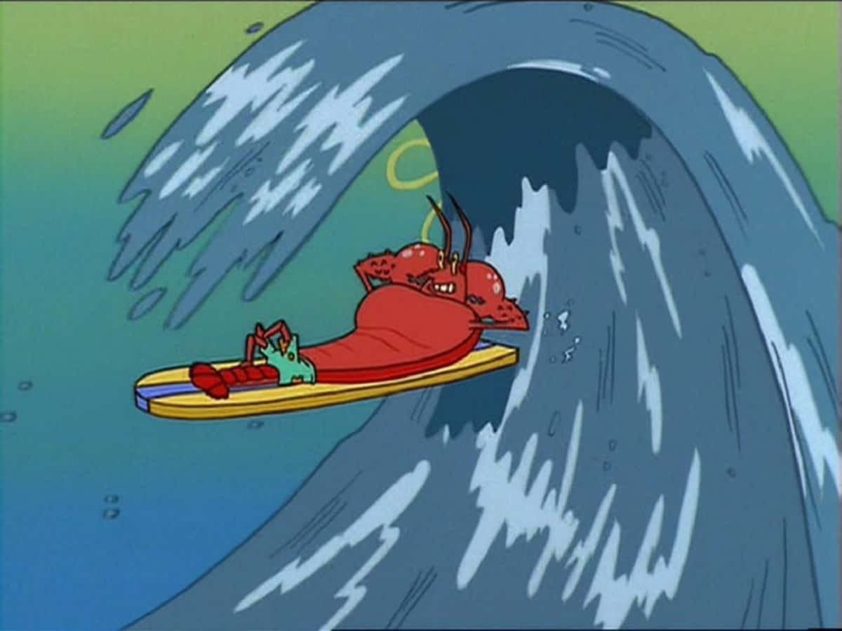 Larry The Lobster 桌布 壁紙 — 一隻紅色卡通龍蝦騎著黃色衝浪板穿過帶有白色泡沫的巨大藍色海浪。