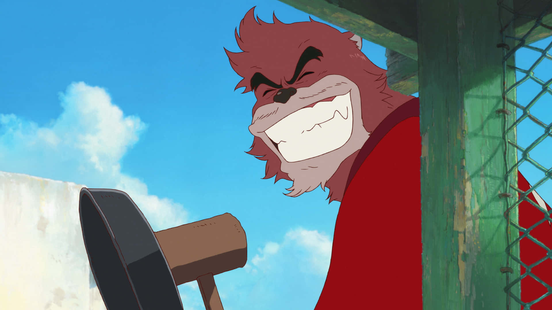 The Boy And The Beast 桌布 壁紙 — 一隻紅髮卡通狼穿著紅色襯衫，在藍天白雲下從綠色籬笆後面探頭咧嘴笑。