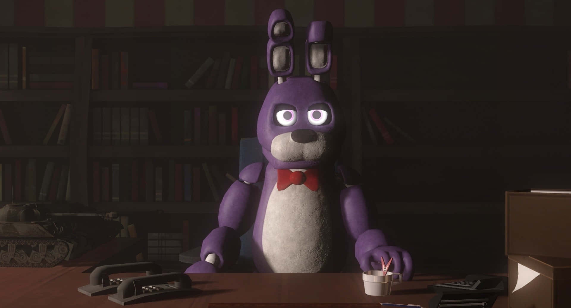 Bonnie The Bunny 桌布 壁紙 — 一隻紫色電子兔，眼睛發光，坐在昏暗辦公室裏一張凌亂的書桌前，身後有書架。