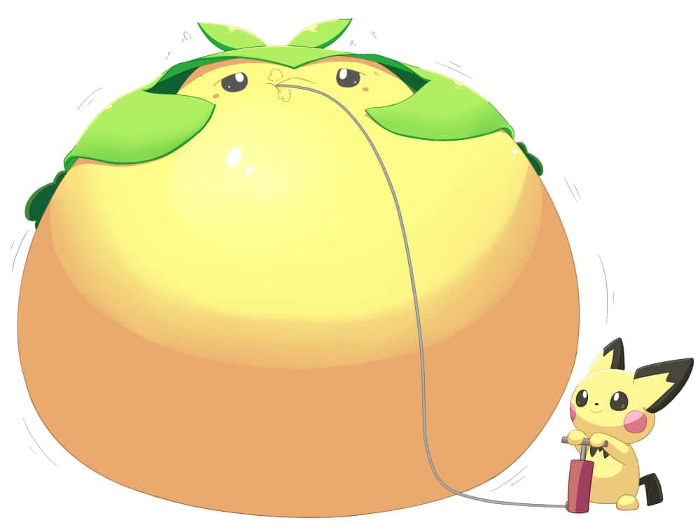 Pichu 桌布 壁紙 — 一隻細小的比卡超正用力地將空氣泵入一個巨大的圓形柑橘類水果中，表情繃緊。
