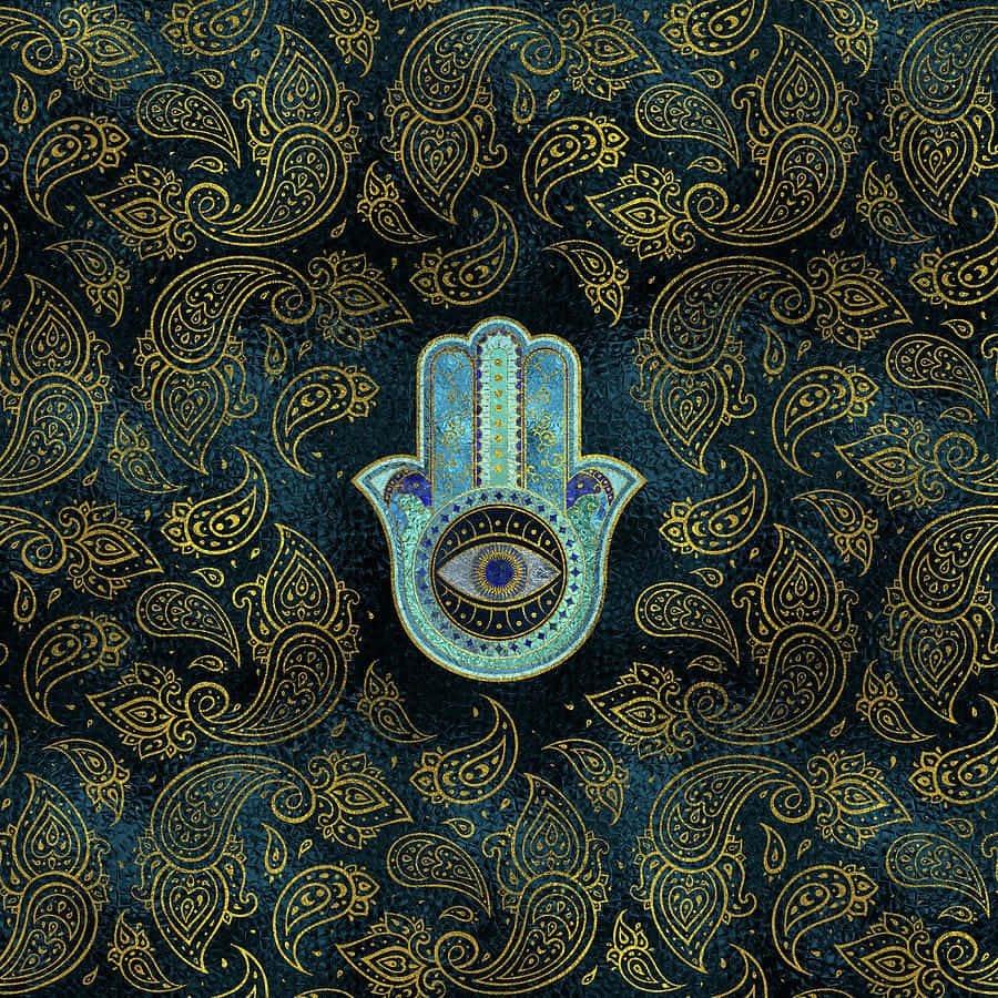 Hamsa 桌布 壁紙 — 一隻細節豐富的藍金色漢莎手，中心有一隻眼睛，背景是深藍綠色的佩斯利花紋。