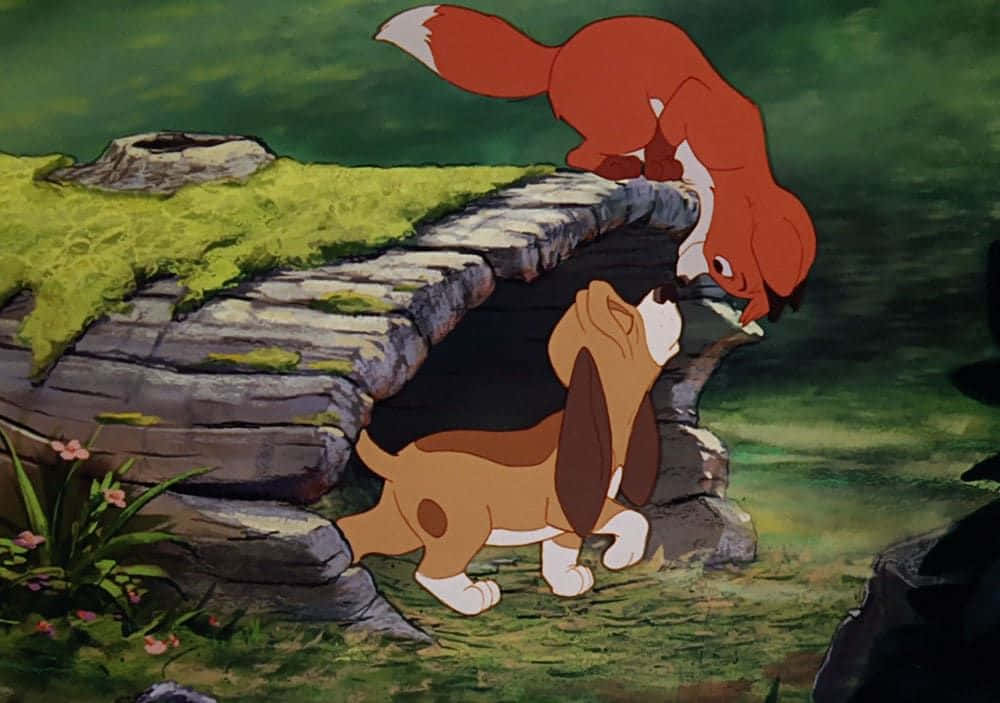 the fox and the hound 桌布 壁紙 — 一隻經典動畫狐狸和巴吉度獵犬在綠意盎然的森林中，靠近長滿苔蘚的石橋互動。