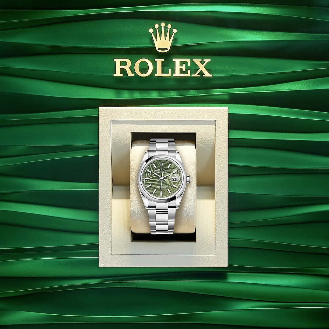 Rolex 桌布 壁紙 — 一隻綠色錶盤的勞力士手錶放在奶油色盒子中，背景是帶有金色標誌的波浪形翡翠綠色。