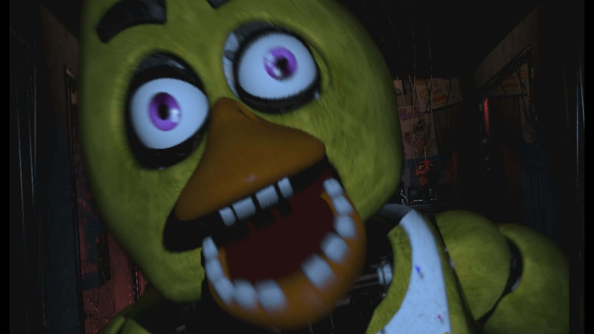 Fnaf Jumpscare 桌布 壁紙 — 一隻綠色電子雞的 close-up，在黑暗房間中有寬大的紫色眼睛和張開的牙齒嘴巴。