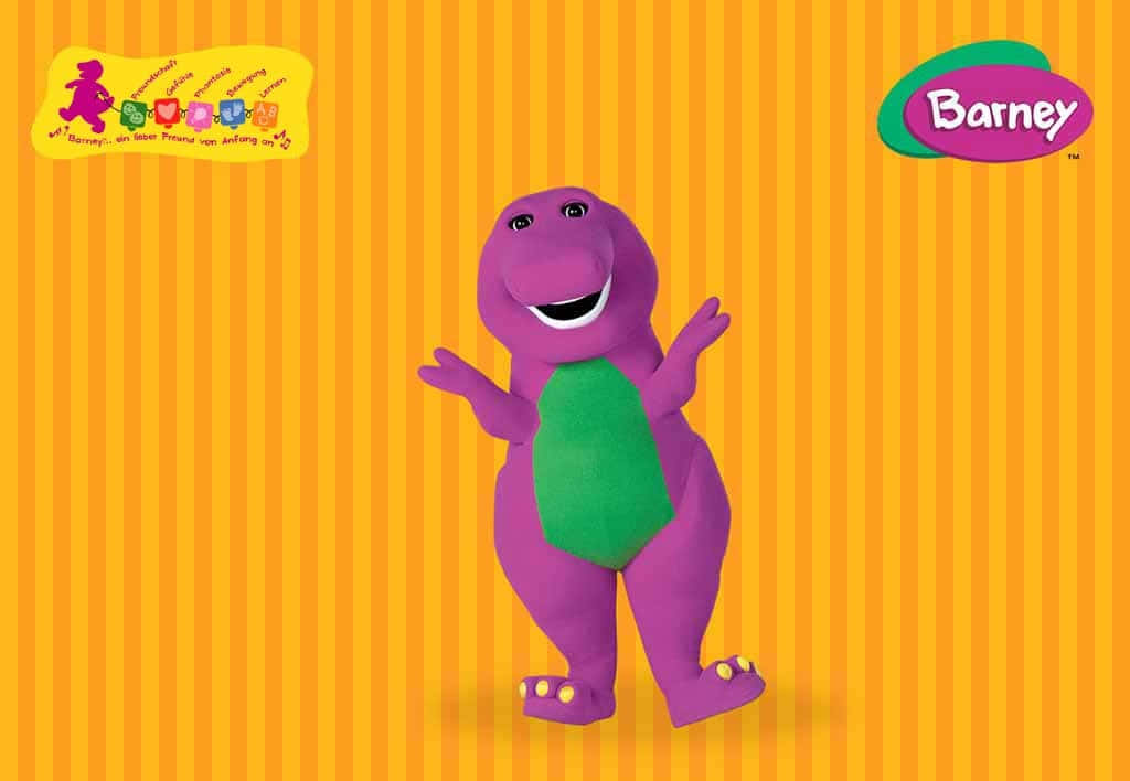 barney 桌布 壁紙 — 一隻腹部綠色、開心嘅紫色恐龍，企喺鮮橙色條紋背景前面。